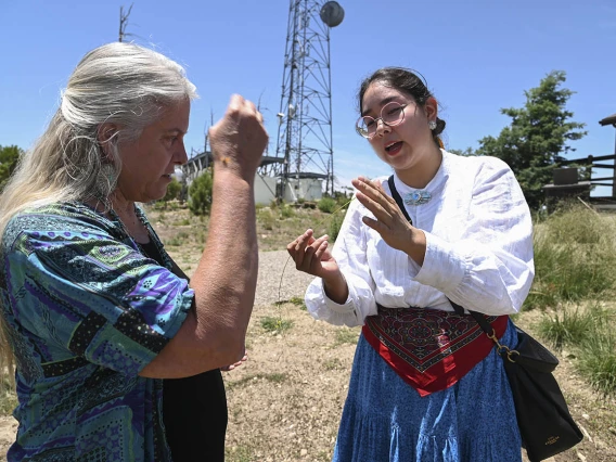 Kathleen Rodgers, PhD, professor of Pharmacology at the College of Medicine – Tucson (left) and Diné College program manager Kaitlyn Haskie (right) discuss the properties of a plant specimen found at Mt. Lemmon.