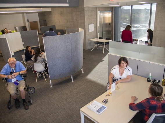 The Faculty Commons + Advisory is a space designed for Health Sciences faculty to connect and collaborate. Half of the space is filled with intimate meeting spots, booths, tables and small nooks make it easy to meet on the fly or schedule a conversation with colleagues.