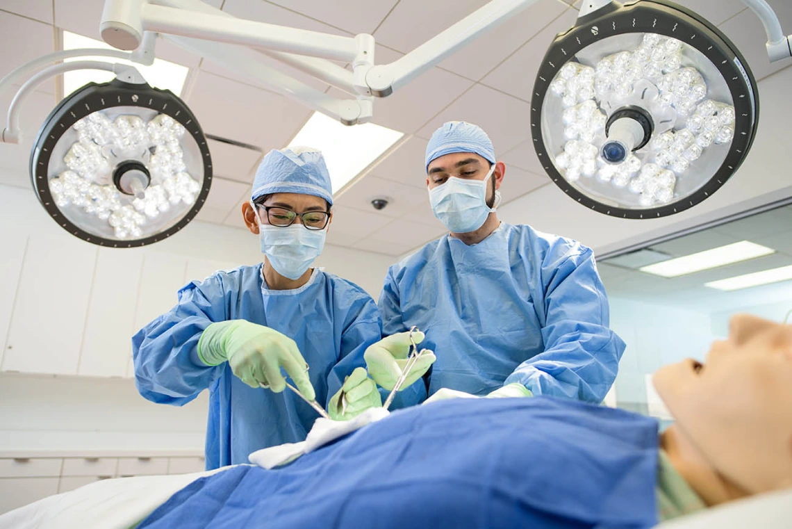 UArizona College of Medicine – Phoenix medical students practice surgical techniques at the Center for Simulation and Innovation. (Photo: University of Arizona College of Medicine – Phoenix)