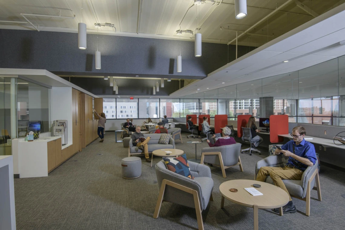 The other half of the Faculty Commons + Advisory is akin to a faculty lounge, with comfortable chairs, periodicals and fresh coffee.