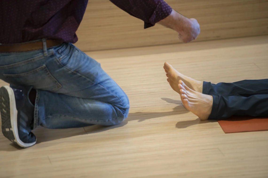 Instructor Andrew Belser, left, points at Ron Bachorski’s feet, explaining that most people experience movement and sensation in slightly different ways.