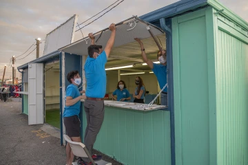 El equipo de Nostros del Dr. García abre su stand en el Tanque Verde Swap Meet, donde han sido pioneros en un esfuerzo de alcance de salud pública único entre los hispanos y Latinxs en Tucson.