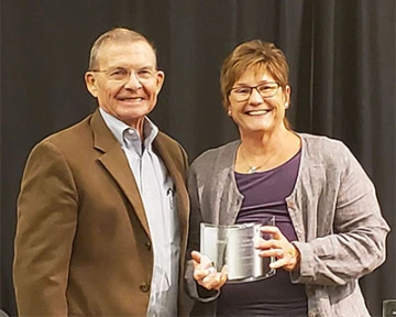 Mary Koithan, PhD, CNS-BC, FAAN, receives the Edith Sayre Auslander Established Visionary Award from former UA President Peter Likins, PhD