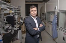 Christopher Hulme, PhD, in his lab at the UArizona Skaggs Pharmaceutical Sciences Center (Photo: Noelle Haro-Gomez/University of Arizona Health Sciences)